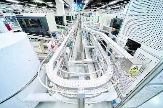 蔡司光学广州制造基地生产线