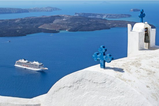 图：维京海轮航行于地中海（希腊·圣托里尼）