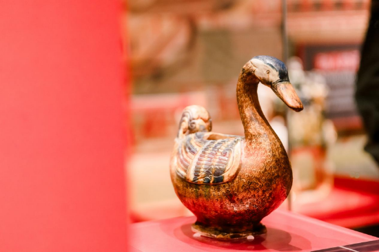 珍宝藏品《巩县窑三彩加蓝宝鹅形器》