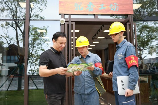 &nbsp;10月30日，南方电网广东茂名电白供电局工作人员在沙垌沉香中心开展用电安全宣传。（黄琦之 摄）
