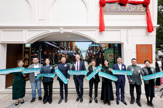 屈臣氏中国董事总经理聂薇（右五）与特邀嘉宾共同为快闪店开业剪彩