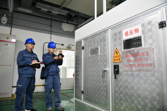 &nbsp;南方电网广东惠州惠城供电局保电人员在惠州南站开始巡检，以稳定可靠的电能保障每一位归家游子顺利抵达（王翎羽摄）