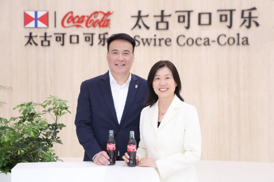 太古可口可乐总裁苏薇（右）、大中华区CEO金忆共同庆祝新厂开业