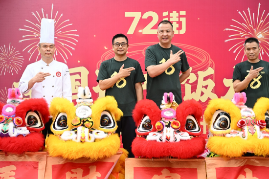 72街创始人周明（右二）为丽影广场新店剪彩