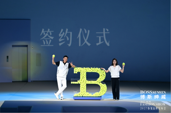 知名演员周一围正式以品牌代言人身份亮相（左）