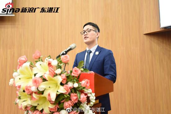 湛江市海外留学青年协会成员、教师陈康荣在活动中作演讲
