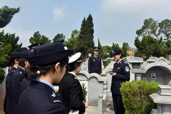 拱北海关缉私局团员青年代表介绍何建怀同志生平事迹  庞大伟摄