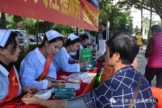 仁信医药护士在为社区居民做血压测试