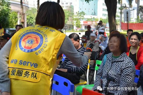 主持朱丹丹狮姐与现场居民进行了糖宣知识问答环节,听完讲座后的社区居民踊跃并迅速回答糖尿病相关问题并分享自己的对治疗和预防糖尿病的感受!