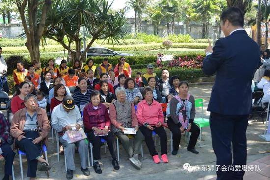 社区老人及狮友在认真听张狮兄的讲座,了解如何预防和科学治疗糖尿病!