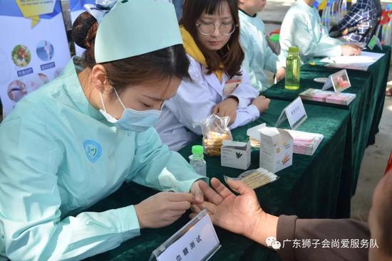 阳东人民医院护士在为社区居民进行血糖测试