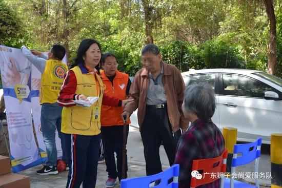 在狮友和彩虹志愿队的带领下,做完义诊的社区居民纷纷来到舞台前准备听讲座!
