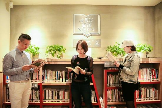 读者在必胜客阅读主题餐厅里品读书籍