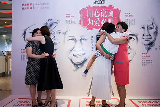 现场与妈妈感人相拥