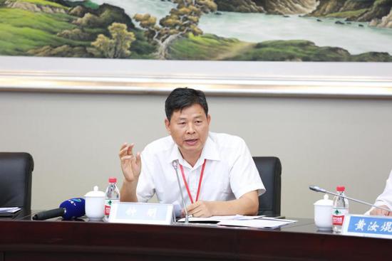 (图:广东省发展改革委副主任钟明在会上发言)