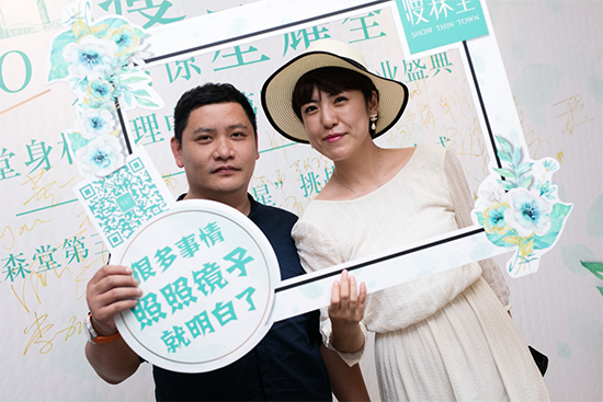 冠军获得者梁先生与爱人到场领奖