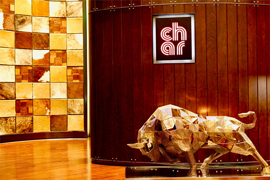 CHAR餐厅入口金色铜牛