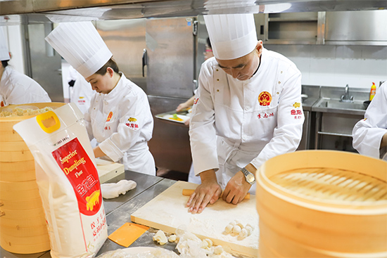 面点大师现场制作饺子