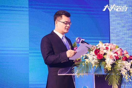 图说：省律协会长肖胜方发表演讲。