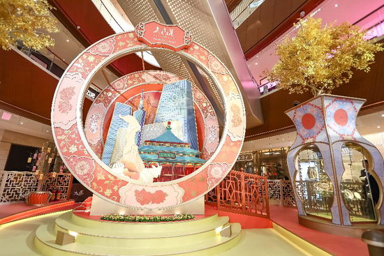 以广彩为设计主题的新春美陈装置,坐落于广州太古汇M层中庭