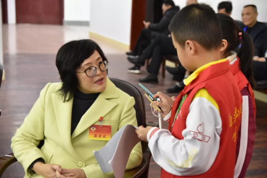 《汕头少年报》小记者们采访市委常委、统战部部长陈丽文。
