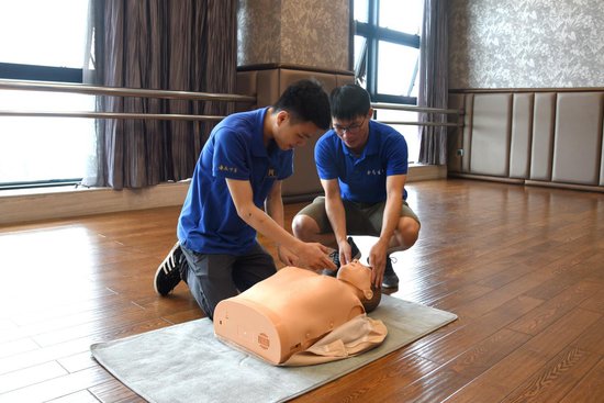 健身中心工作人员学习心肺复苏