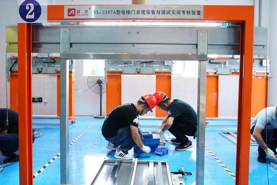 参赛选手正在进行操作技能比赛