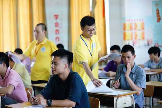 参赛选手正在进行理论知识考试