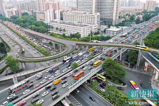 ■2018年末，广东城镇常住居民平均每百户拥有家用汽车42.92辆。图为广州道路上行走的小车络绎不绝。 （资料图）