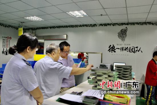 图为国家税务总局广东惠东县税务局工作人员下企业一线。惠东县委宣传部供图