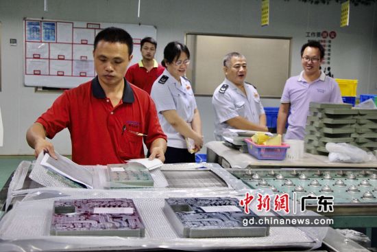 图为国家税务总局广东惠东县税务局工作人员下企业一线。惠东县委宣传部供图
