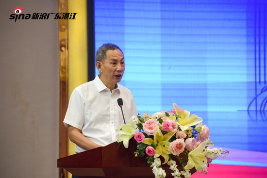 (大连市文化和旅游局市场推广处处长刘永森上台致辞)