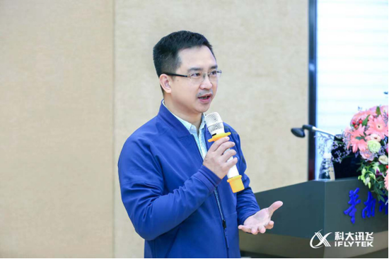  中国人工智能学会中小学工委会副秘书长、华南师范大学附属中学信息与通用技术科科长黄秉刚发言