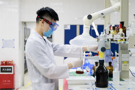 (蓝月亮化验员在实验室进行产品检测)