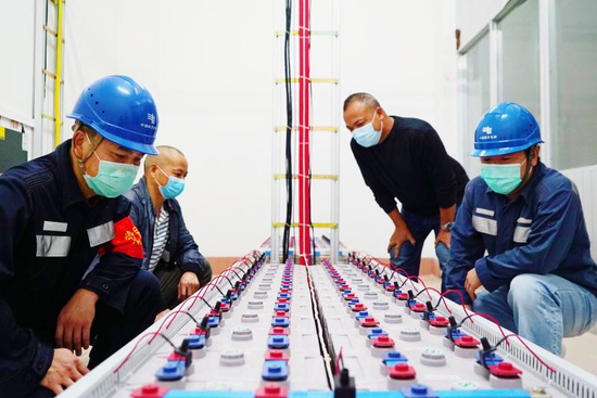 南方电网广东肇庆四会供电局工作人员为四会市建好的60个基站进行用电检查。陈叶心 陈敏霞摄