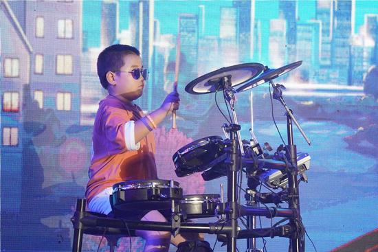 (小业主带来的少年架子鼓《胜利》)