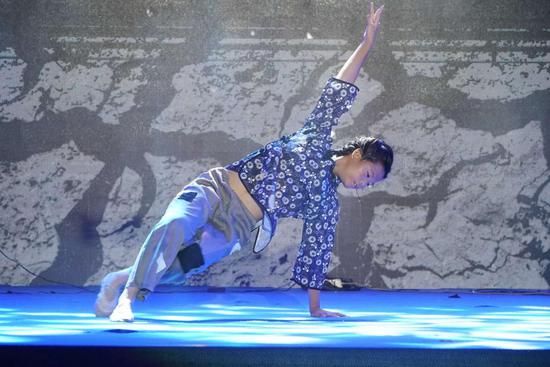 (业主柔美的独舞《一滴水》)