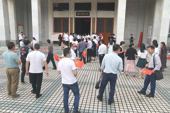 观众走进博物馆参观