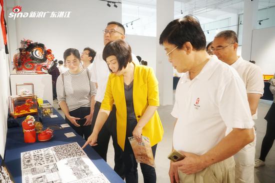 领导嘉宾一行进展厅参观