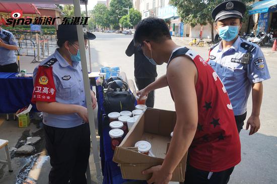 热心市民为执勤人员送来饮品解渴