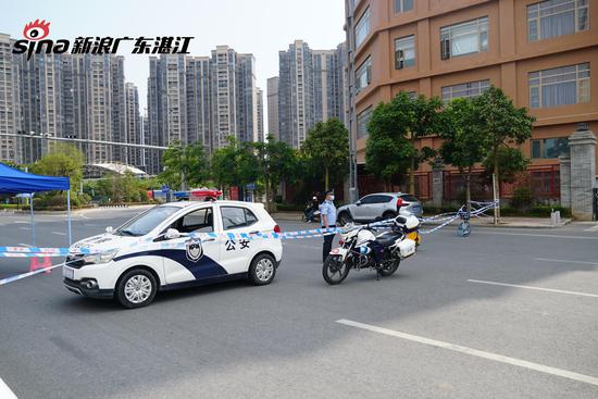 吴川交警在考点附近实施交通管制