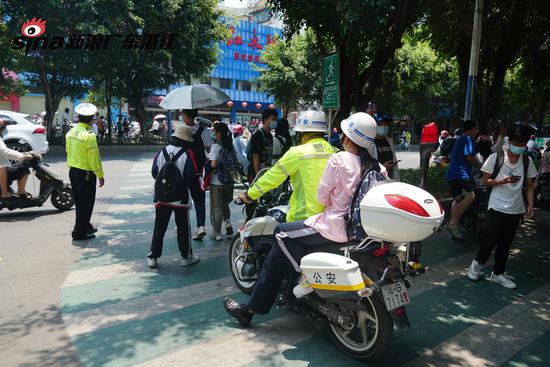 吴川交警将迷路考生送回酒店休息