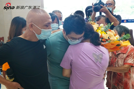 刘氏夫妇将失散18年的儿子抱住