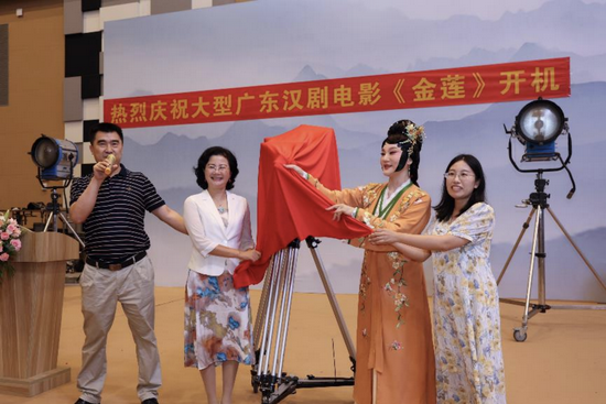 王晓书记、主演李仙花为影片开机揭幕
