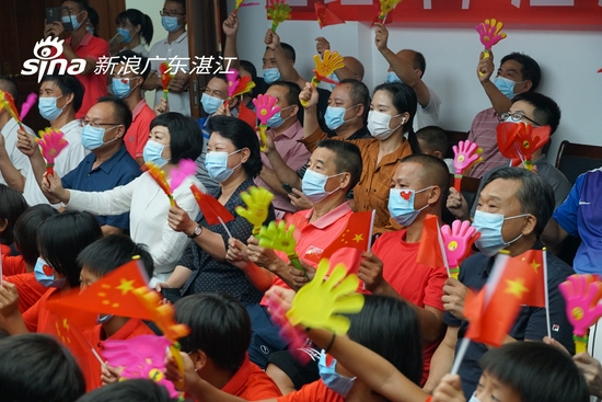 全红婵的家人、教练为她加油鼓劲