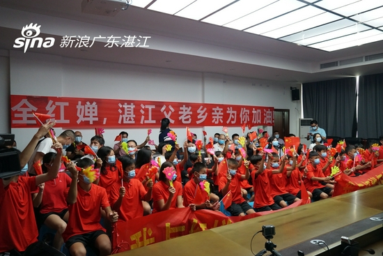 湛江父老乡亲组团观看全红婵比赛