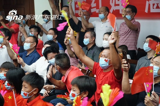全红婵的家人、教练为她加油鼓劲