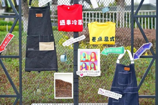 冬日营地现场氛围布置还融入了新元素板材、致兴牛仔布、蒙娜丽莎瓷砖等西樵产业产品,体现西樵制造业与文旅产业相得益彰。