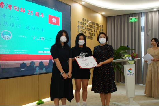 邱静慧副会长为最佳创意奖获奖同学颁奖