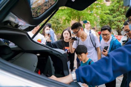 自媒体大V试驾小马智行无人驾驶汽车